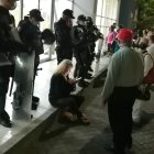 Familiares, amigos y allegados al expresidente Bucaram esperan afuera del Cuartel Modelo el resultado de la audiencia.