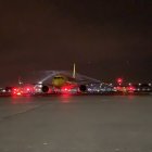 Aterrizaje. El avión fue recibido con un arco de agua.