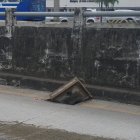 Los Ceibos. En la avenida 17, el levantamiento de una tapa de alcantarilla genera molestias en el vecindario.