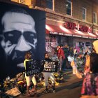 MINEÁPOLIS. Varias personas visitan en estos días el memorial que se levanta en el sitio en el que fue asesinado George Floyd la semana pasada.