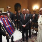 El papa Francisco recibe un regalo por parte del Bayern de Múnich. Es la camiseta con su nombre.
