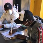 Juan José Govea llena el formulario otorgado durante la jornada.