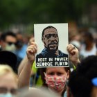 NUEVA YORK. Una multitudinaria demostración de rechazo a la violencia policial se evidenció hoy esta gran ciudad, en protesta por a muerte de George Floyd.