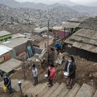 Un grupo de mujeres hacen cola para recibir algo de agua en el barrio Pamplona Alta, una de las zonas más pobres de Lima, capital de Perú.