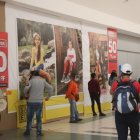 Los centros comerciales y los pequeños locales anuncian promociones y descuentos