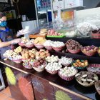 Oficio. Mayra Íñiguez trabaja para que los cuencanos puedan disfrutar de los dulces tradicionales.