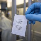 Una enfermera de la unidad de cuidados intensivos (UCI), muestra una dosis de hidroxicloroquina.