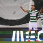 Andraz Sporar (i) fue la figura del Sporting al marcar un doblete en el campo del Vitória.

 FBL-POR-LIGA-VITORIA GUIMARAES-SPORTING