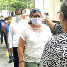 Salud. Los feligreses en columna esperan para cumplir el protocolo de prevención.