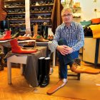 CLUJ NAPOCA. El zapatero Grigore Lup posa con un par de zapatos que inventó durante la pandemia de coronavirus, en su taller.