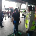 Control. En la puerta de ingreso al establecimiento, personal de la institución les tomó la temperatura a cada uno de los pasajeros.