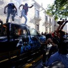 GUADALAJARA. Un grupo de personas atacan a varios vehículos estacionados en una avenida de esta ciudad mexicana la tarde y noche de este jueves.