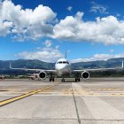 Una aeronave de American Airlines atterizando en Ecuador.