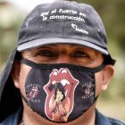 En México, un obrero de construcción usa una mascarilla con motivos de la mítica banda de rock Rolling Stones.