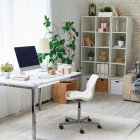 Incluir plantas en la oficina de la casa aporta vida, calidez y le dan un toque de frescura al espacio.