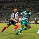 El zaguero Félix Torres (d) llegó al Santos Laguna a mediados de 2019.