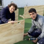 El uruguayo Diego Forlán (i) muestra un talento oculto, la carpintería.