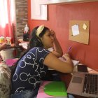 Traba. Estudiar desde casa es complicado, no solo porque falte tecnología, sino porque a diferencia de en las aulas, concentrarse no siempre es posible.