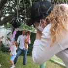 Nina Reguera, fotógrafa, realiza una sesión de fotos en los días en que se hacen eventos pequeños, solo entre quienes viven en la misma casa.