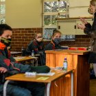 Español

En Sudáfrica. Los alumnos usan máscaras faciales dentro de su salón de clases mientras miran un video de concientización sobre el COVID-19.

 SAFRICA-HEALTH-VIRUS-EDUCATION