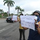 El pasado 8 de mayo, estudiantes y padres protestaban en el exterior del edificio del Gobierno Zonal por la supresión del Bachillerato Internacional.