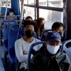 En los buses de Quito, ciudad que la semana pasada cambión a color amarillo en el semáforo de restricción, los usuarios usan mascarilla y respetan el distanciamiento.