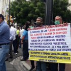 Los militares en servicio protestan para exigir el pago de su pensión jubilar.
