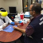 El personal de la Universidad de Guayaquil se realizó la prueba rápida COVID-19 ante de retornar a sus actividades.