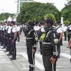 Los agentes recibieron una placa de reconocimiento.