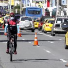 Ciudadanos usan las ciclovías en Quito ahora que pasó al color amarillo en el semáforo de restricción.