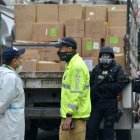 Hallazgo. Durante la incursión policial en la casa de Bucaram se hallaron cajas de cartón que, según la Fiscalía, contenían mascarillas y pruebas rápidas para la COVID-19.