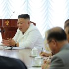 En esta imagen tomada el 7 de junio de 2020 y publicada por la Agencia de Noticias Central Coreana (KCNA) oficial de Corea del Norte el 8 de junio de 2020, el líder norcoreano Kim Jong Un (C) habla durante la 13ª reunión del Buró Político del 7º Comité Central delVERTISING CAMPAIGNS - DISTRIBUTED AS A SERVICE TO CLIENTS / THIS PICTURE WAS MADE AVAILABLE BY A THIRD PARTY. AFP CAN NOT INDEPENDENTLY VERIFY THE AUTHENTICITY, LOCATION, DATE AND CONTENT OF THIS IMAGE --- /