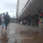 Situación. Decenas de comerciantes amanecieron limpiando sus portales.