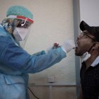 Personal médico toma una muestras para el test de COVID-19 a un ciudadano en Marruecos