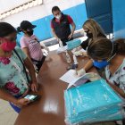 Padres de familia de la Zona 8 acuden a los planteles educativos a retirar los textos escolares para sus hijos. Estos son gratuitos.