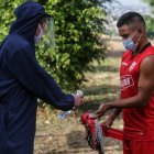 Wacho Vera, volante del Ídolo, cumple con los protocolos antes de iniciar con el entrenamiento.