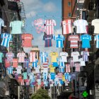 Camisetas de distintos equipos de fútbol adornan ya las calles de Madrid anunciando la reanudación de la competición de la liga profesionales tras el parón por la pandemia.