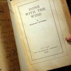 En esta foto de archivo, una copia del libro de Margaret Mitchell firmada por el productor, director y la mayoría del elenco de la película de Hollywood de 1939.