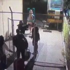 Momento en que los involucrados en el vuelo ilegal ingresan por la puerta 7 hasta el Hangar 18 A de la empresa Gramada.