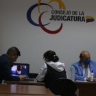 El juez de Garantías Penales de Guayas, Reinaldo Cevallos (terno celeste), ordenó la prisión de Salcedo.