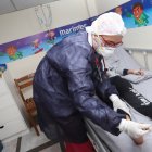 La pediatra Pravda Frías chequea a un niño que está con suero. La doctora se asegura que el paciente no tenga síndrome inflamatorio multisistémico.