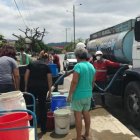 Un tanquero reparte agua en la ciudad.