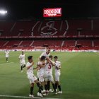 Los jugadores del Sevilla celebran el primer tanto en la victoria sobre el Betis.