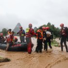 YANGSHUO. Al menos 19 personas han muerto, 10 permanecen desaparecidas y 2,63 millones se han visto afectadas por las inundaciones provocadas por lluvias torrenciales en el centro y el sur de China.