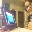 Tecnología. Diana Toscano se muestra atenta ante otras modalidades tecnológicas de comunicación entre ellas el Zoom