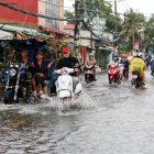Ho Chi Minh. La circulación vehicular enfrenta regularmente las inundaciones en la capital vietnamita, un problema que creció en los últimos 25 años.