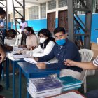 Padres de familia acuden a los planteles a retirar los libros gratis para sus hijos.