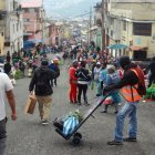 En las calles aledañas a San Roque hay ventas informales que, según los moradores del sector, no cumplen la snormas sanitarias básica en épocas de pandemia.