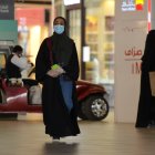 RIAD. Una mujer camina por uno de los pasajes de un centro comercial. Las actividades comerciales se han reiniciados, en las escalada por la emergencia sanitaria.