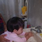 Silvana Vargas enseña a su hija a lavarse las manos, para cuidar de su salud.